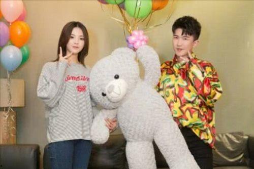 娱乐圈吃瓜背景图片高清,高清“吃瓜”图揭秘幕后真相